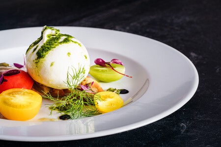 Burrata, tomates confitados y albahaca